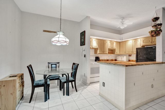 9414 S BELFORT Circle 215, Tamarac, FL 33321