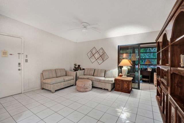 9414 S BELFORT Circle 215, Tamarac, FL 33321