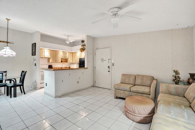 9414 S BELFORT Circle 215, Tamarac, FL 33321