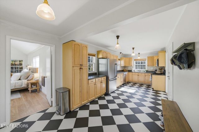 5111 E Sunset Rd, Knoxville, TN 37914