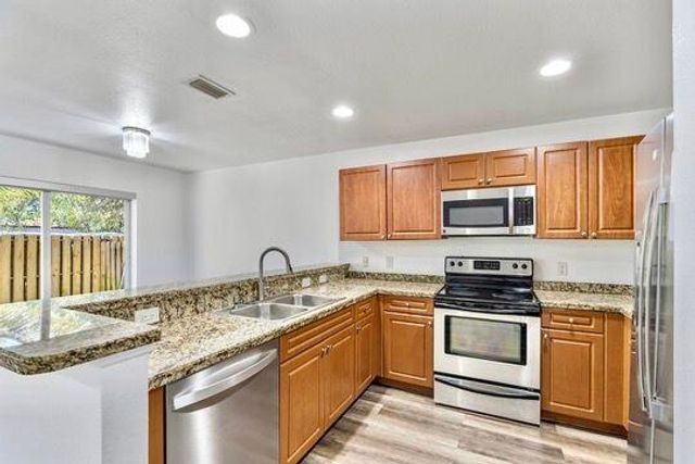 330 SW 2nd Avenue 14, Hallandale Beach, FL 33009