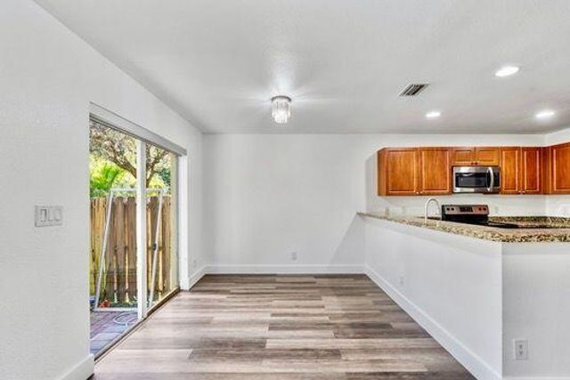 330 SW 2nd Avenue 14, Hallandale Beach, FL 33009