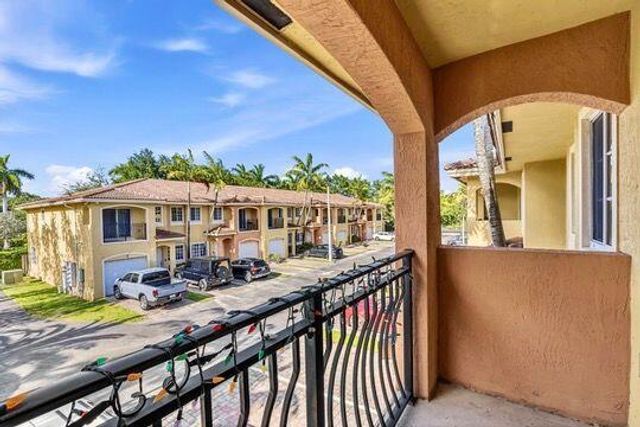 330 SW 2nd Avenue 14, Hallandale Beach, FL 33009
