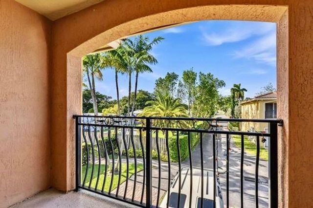 330 SW 2nd Avenue 14, Hallandale Beach, FL 33009