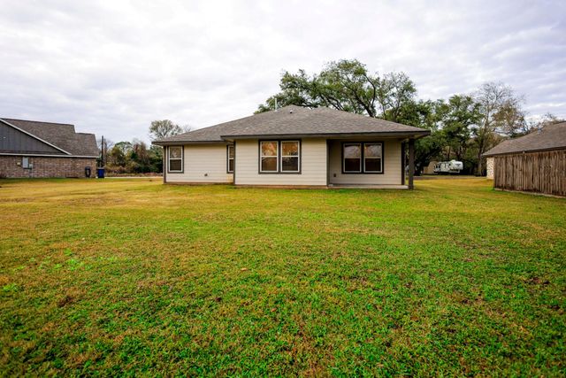 62 Nelson Court, Jones Creek, TX 77541