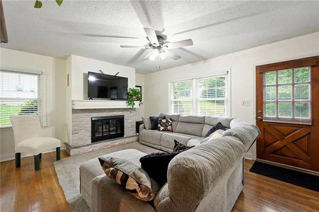 12709 E Silver Lane, Sugar Creek, MO 64050