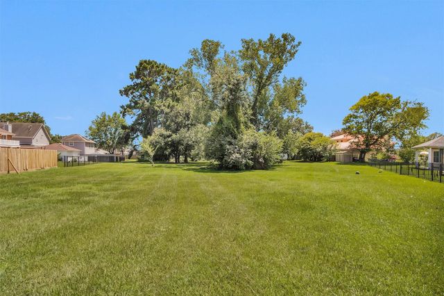 6913 Gentle Breeze Drive, Willis, TX 77318
