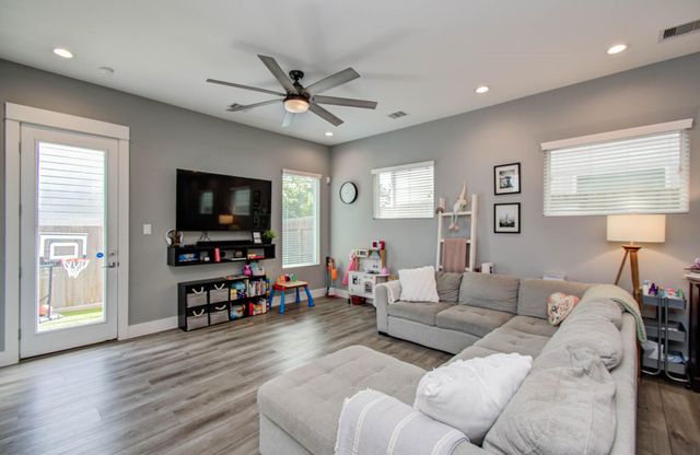 1221 W Tidwell Road, Houston, TX 77091