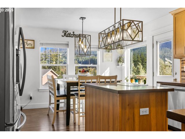 1172 Se CHINOOKAN Dr, Cascade Locks, OR 97014