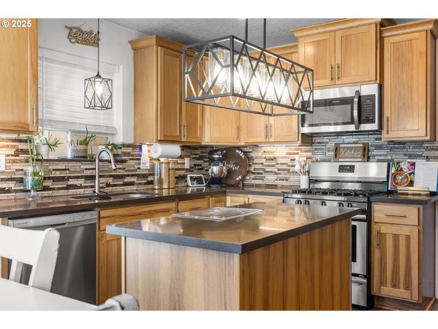 1172 Se CHINOOKAN Dr, Cascade Locks, OR 97014