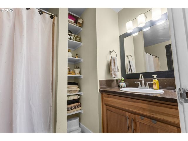 1172 Se CHINOOKAN Dr, Cascade Locks, OR 97014