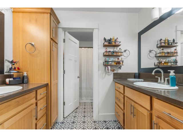 1172 Se CHINOOKAN Dr, Cascade Locks, OR 97014