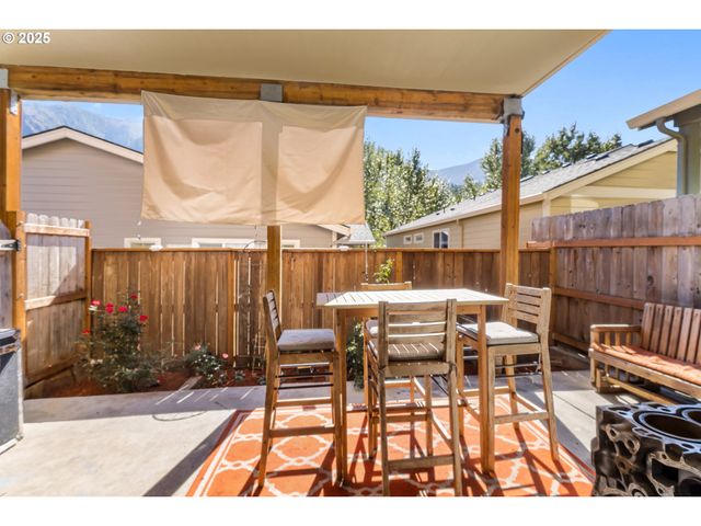 1172 Se CHINOOKAN Dr, Cascade Locks, OR 97014