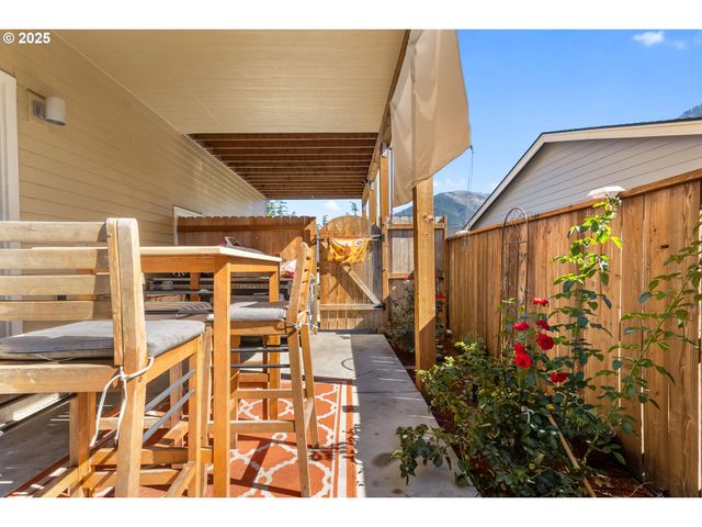 1172 Se CHINOOKAN Dr, Cascade Locks, OR 97014