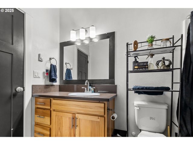 1172 Se CHINOOKAN Dr, Cascade Locks, OR 97014