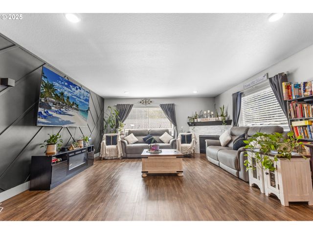 1172 Se CHINOOKAN Dr, Cascade Locks, OR 97014