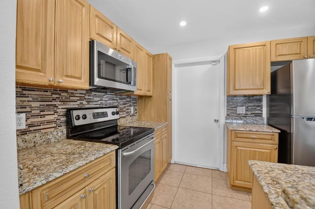 6691 Old Farm Trail, Boynton Beach, FL 33437