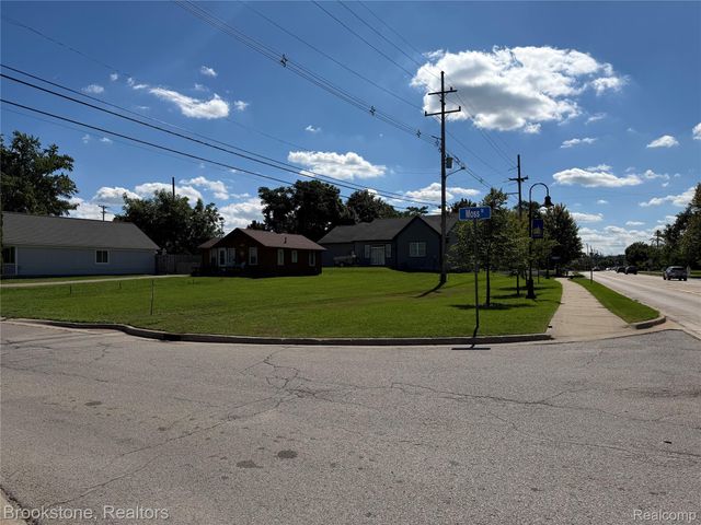 000 Moss Street, Keego Harbor, MI 48320