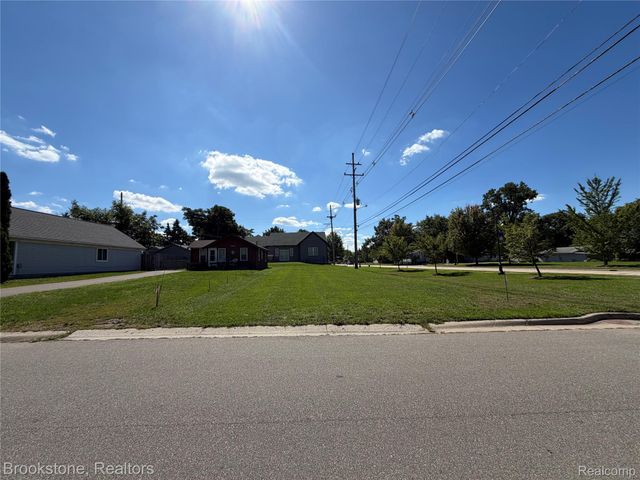 000 Moss Street, Keego Harbor, MI 48320
