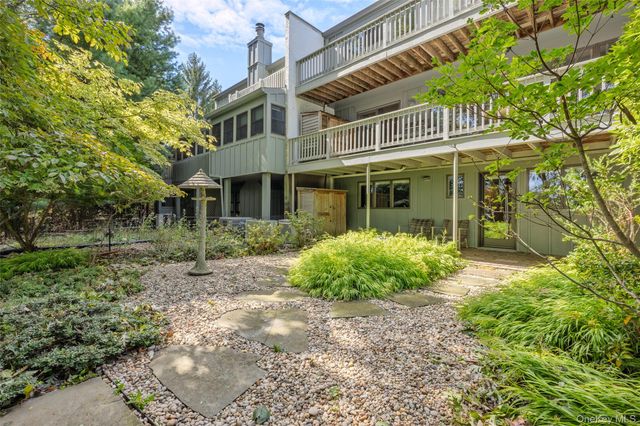 55 Rockledge Path, Port Jefferson, NY 11777