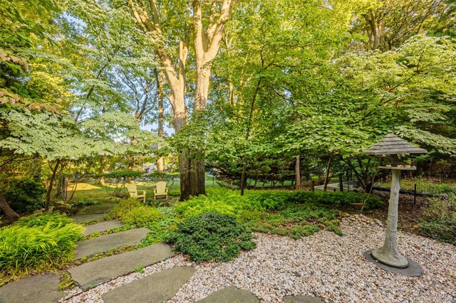 55 Rockledge Path, Port Jefferson, NY 11777