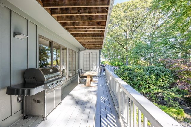 55 Rockledge Path, Port Jefferson, NY 11777