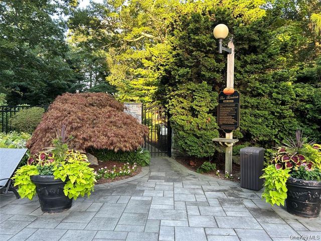 55 Rockledge Path, Port Jefferson, NY 11777