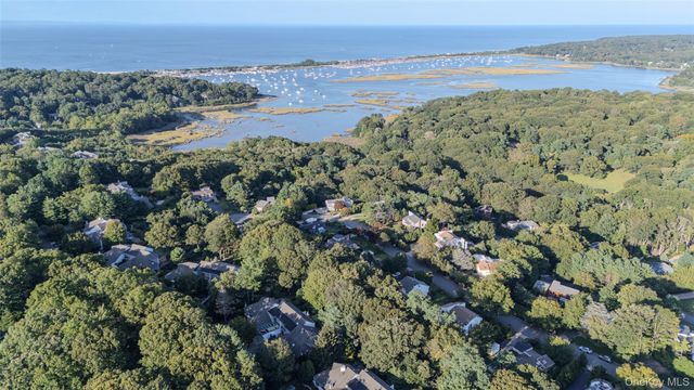 55 Rockledge Path, Port Jefferson, NY 11777
