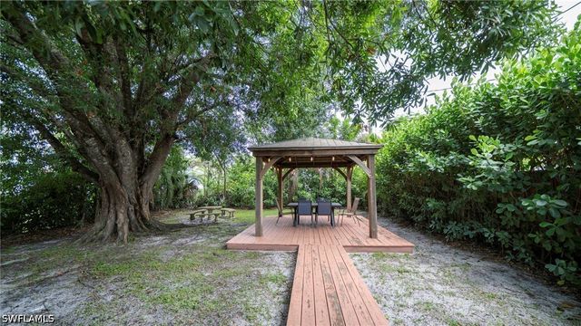 691 102nd AVE N, Naples, FL 34108