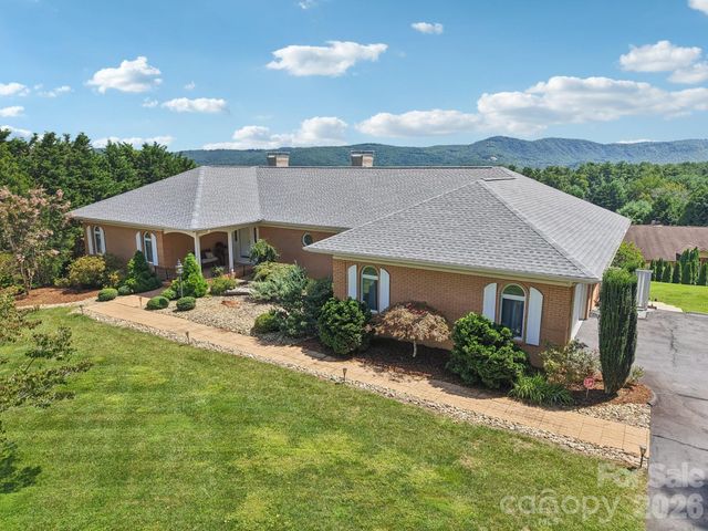 18 Thornapple Drive, Hendersonville, NC 28739