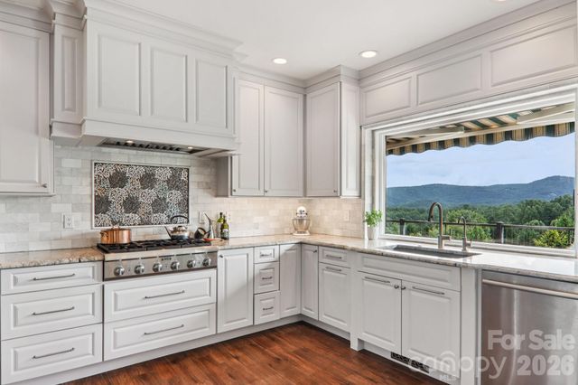 18 Thornapple Drive, Hendersonville, NC 28739