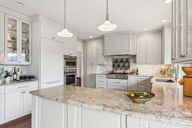 18 Thornapple Drive, Hendersonville, NC 28739