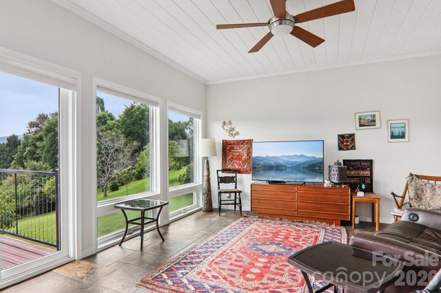 18 Thornapple Drive, Hendersonville, NC 28739