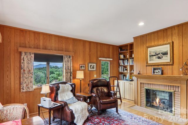 18 Thornapple Drive, Hendersonville, NC 28739