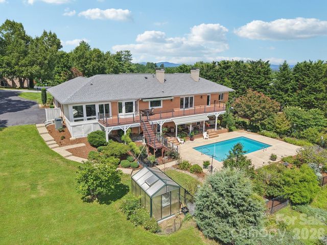 18 Thornapple Drive, Hendersonville, NC 28739