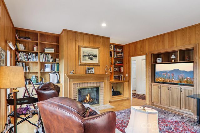 18 Thornapple Drive, Hendersonville, NC 28739