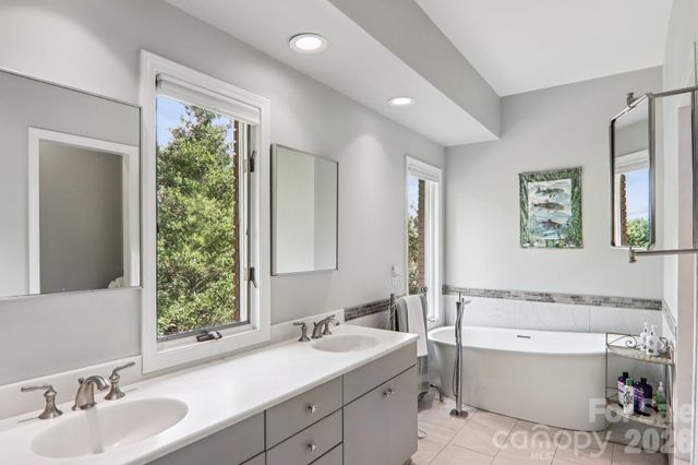 18 Thornapple Drive, Hendersonville, NC 28739