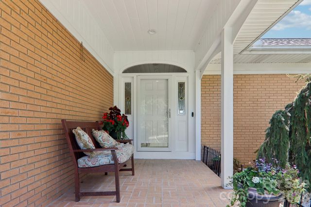 18 Thornapple Drive, Hendersonville, NC 28739