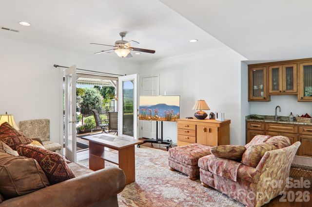 18 Thornapple Drive, Hendersonville, NC 28739