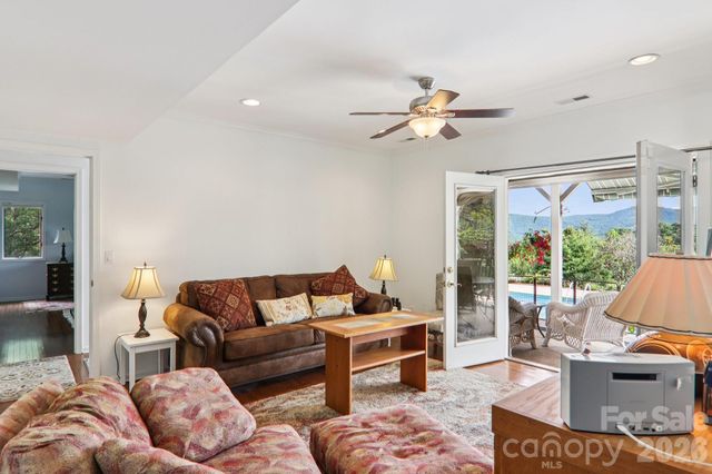 18 Thornapple Drive, Hendersonville, NC 28739