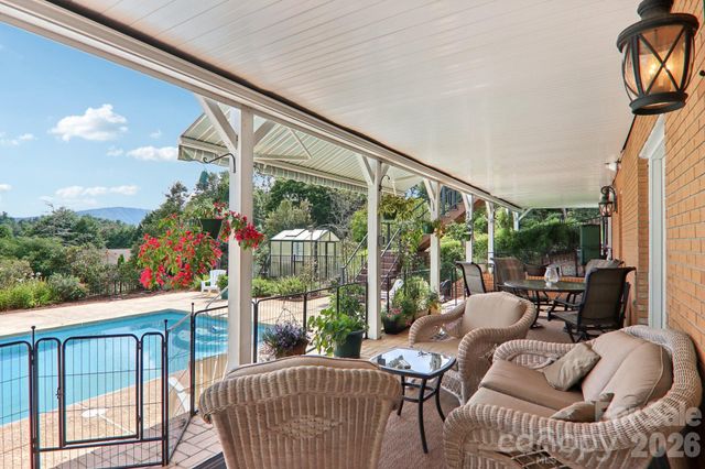 18 Thornapple Drive, Hendersonville, NC 28739