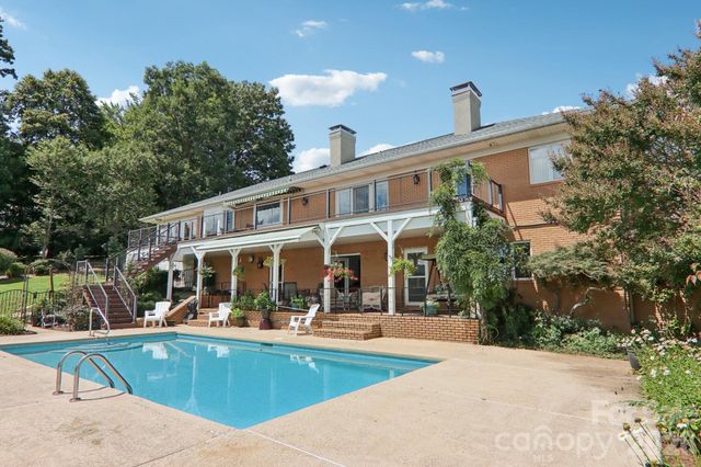 18 Thornapple Drive, Hendersonville, NC 28739