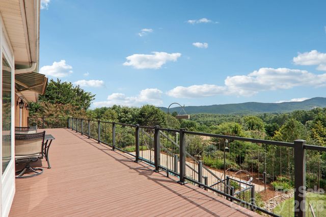 18 Thornapple Drive, Hendersonville, NC 28739