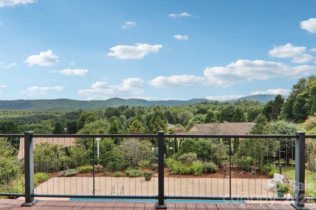 18 Thornapple Drive, Hendersonville, NC 28739