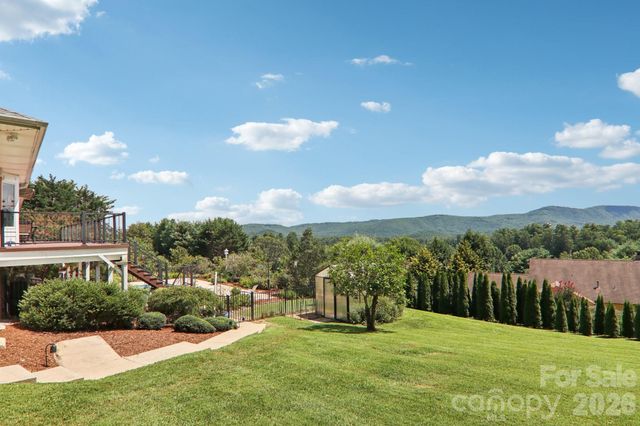 18 Thornapple Drive, Hendersonville, NC 28739