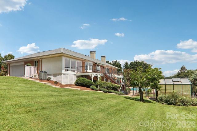 18 Thornapple Drive, Hendersonville, NC 28739