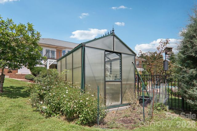 18 Thornapple Drive, Hendersonville, NC 28739