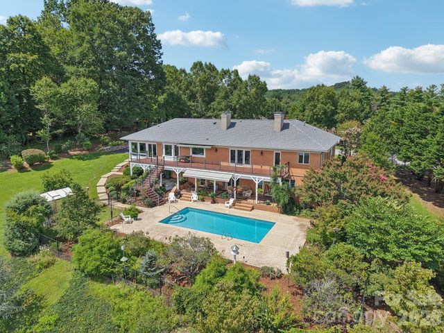 18 Thornapple Drive, Hendersonville, NC 28739