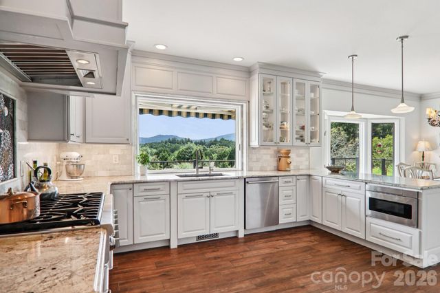 18 Thornapple Drive, Hendersonville, NC 28739