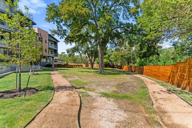 100 Mockingbird LN 205, Austin, TX 78745